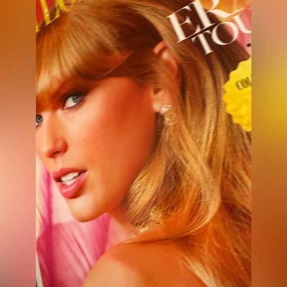 Taylor Swift - Fan Guide To The Eras Tour: 2 Collectible -2 sets available - Picture 16 of 17